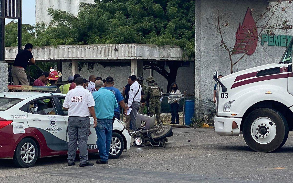 Motociclistas chocan contra pipa; dos lesionados 